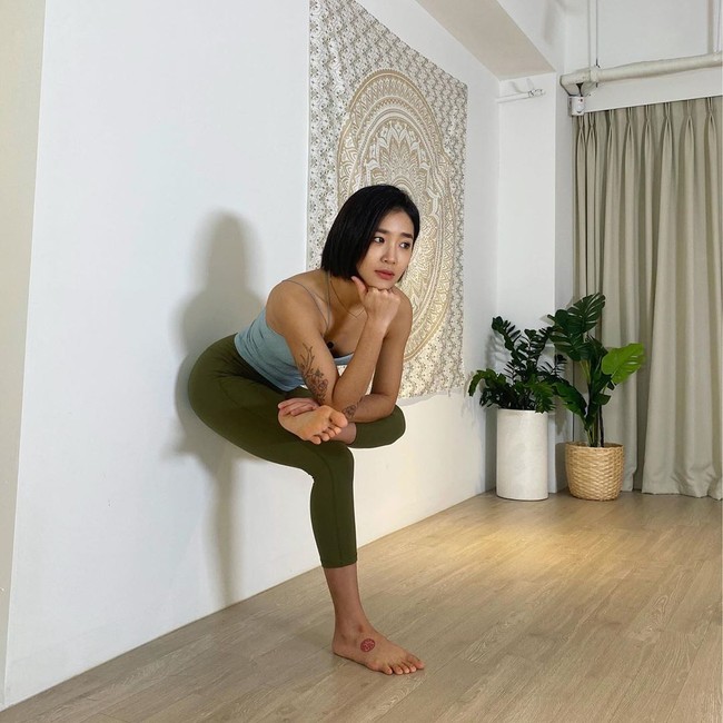 Lee Yuju punya banyak pengikut di Instagram. Selain karena berbagai konten yoga yang sering diunggahnya, banyak netizen juga mengagumi kecantikannya.Foto: Instagram @yuju_connect