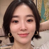 Para netizen pun sering salah fokus dengan wajahnya menawan. Ketika tidak makeup, Lee Yuju tampak punya wajah yang imut. Foto: Instagram @yuju_connect