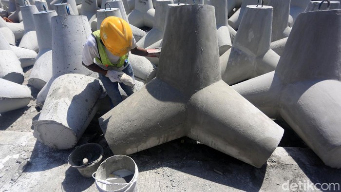 Pekerja membuat spunpile untuk proyek tol Semarang-Demak dan Cibitung-Cilincing di PT Waskita Beton Precast Plant Karawang, Jawa Barat, Rabu (17/6/2020). Di Plant ini dibuat beton spunpile untuk proyel Tol Semarang Demak, Cilincing- Cibitung, Beton Girder untuk proyek Jakarta Cikampek 2 Selatan dan beton Tetrapod pengaman pantai untuk di eksport ke Singapura.