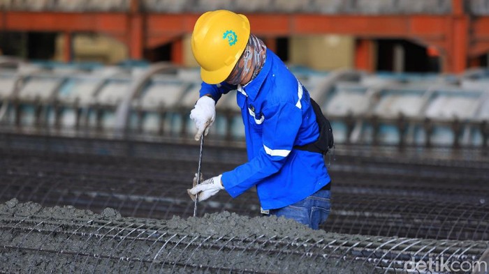 Pekerja membuat spunpile untuk proyek tol Semarang-Demak dan Cibitung-Cilincing di PT Waskita Beton Precast Plant Karawang, Jawa Barat, Rabu (17/6/2020). Di Plant ini dibuat beton spunpile untuk proyel Tol Semarang Demak, Cilincing- Cibitung, Beton Girder untuk proyek Jakarta Cikampek 2 Selatan dan beton Tetrapod pengaman pantai untuk di eksport ke Singapura.