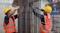 Sejumlah pekerja membuat kerangka untuk dicetak menjadi beton.