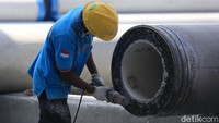 Pekerja menyelesaikan pembuatan spun pile untuk sejumlah proyek di Indonesia.