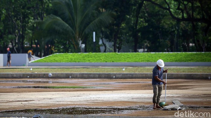 Pengerjaan revitalisasi Monas terus berlangsung meski di tengah pandemi COVID-19. Anies Baswedan pun meminta agar revitalisasi itu dapat rampung sebelum HUT DKI