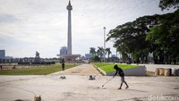 Anies meminta pengerjaan proyek revitalisasi itu bisa rampung sebelum HUT DKI. Sejumlah pekerja tampak menyelesaikan pengerjaan proyek revitalisasi Monumen Nasional (Monas), Jakarta, Rabu (17/6/2020).