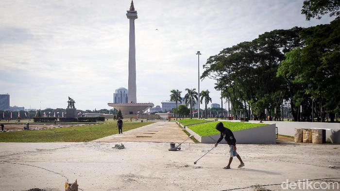 Pengerjaan revitalisasi Monas terus berlangsung meski di tengah pandemi COVID-19. Anies Baswedan pun meminta agar revitalisasi itu dapat rampung sebelum HUT DKI