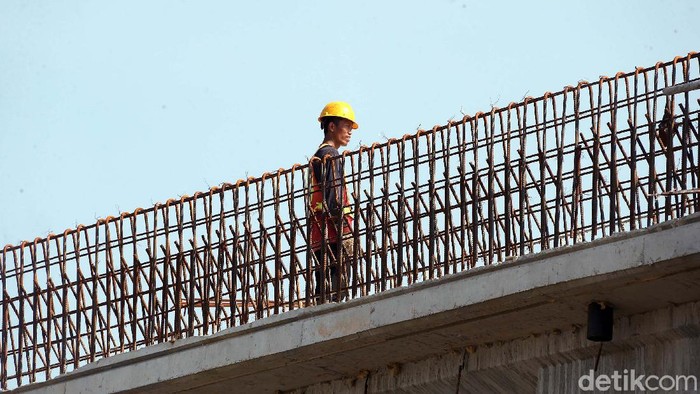 Di tengah pandemi Covid-19, sejumlah pekerja proyek Tol Becakayu tidak mengikuti protap kesehatan. Bekerja bekerja tanpa memakai masker.