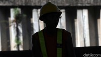 Kesehatan para pekerja sangat rentan kerena lingkungan kerja yang berkelompok dan lingkungan kerja yang mungkin tidak steril.