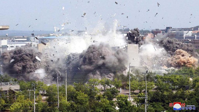 Momen Korut Ledakan Kantor Penghubung Antar-Korea This combination of photos provided by the North Korean government shows the explosion of an inter-Korean liaison office building in Kaesong, North Korea, Tuesday, June 16, 2020. South Korea says that North Korea has exploded the inter-Korean liaison office building just north of the tense Korean border. Independent journalists were not given access to cover the event depicted in this image distributed by the North Korean government. The content of this image is as provided and cannot be independently verified. (Korean Central News Agency/Korea News Service via AP)