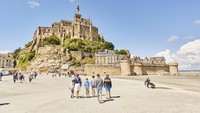 Butuh waktu sekitar 3 sampai 4 jam dari Kota Paris. Sejarahnya, Mont Saint Michel merupakan bangunan monastik pertama pada abad ke-8 dengan pulau karang yang menjadi pijakan biara yang berbentuk kastil ini bernama Mont Tombe. Istimewa/dok.brittanytourism.com/LAMOUREUX Alexandre  