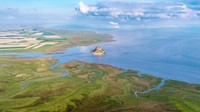 Namun, pada 1067 Mont Saint Michel menjadi tempat bertahtanya William Normandy yang mengklaim kerajaan Inggris. Biara ini pun memiliki tanah lain di Inggris, termasuk sebuah pulau kecil di barat Cornwall yang meniru gaya Mont Saint Michel dan dinamakan Gunung St Michael di Penzance, Inggris. Istimewa/dok.brittanytourism.com/VERNEUIL Teddy  