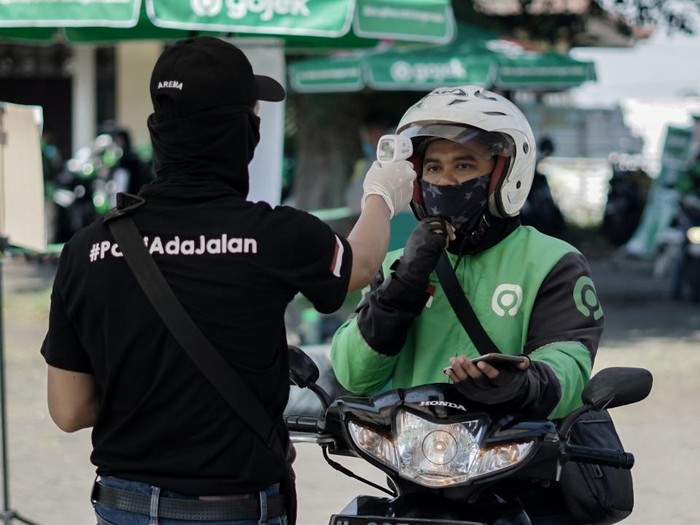 Ojek online (Ojol) di Surabaya sudah boleh mengangkut penumpang kembali. Itu sesuai dengan Perwali Surabaya.