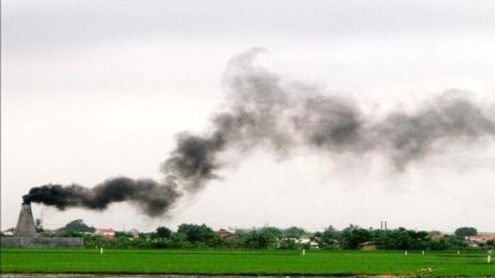 Peleburan aki bekas ilegal