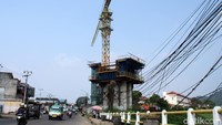 Tiang-tiang penyangga kereta cepat tersebut terlihat di kawasan Ngamprah, Kabupaten Bandung Barat, Jawa Barat.