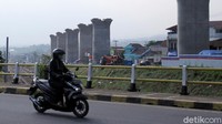 Seperti diketahui, pembangunan kereta cepat Jakarta-Bandung telah berlalu sejak beberapa waktu lalu. Proyek tersebut pun rencananya akan tersambung hingga ke Surabaya. Rencana tersebut sebelumnya telah disampaikan oleh Presiden Joko Widodo dalam rapat proyek strategis nasional (PSN) yang digelar akhir Mei 2020 lalu.