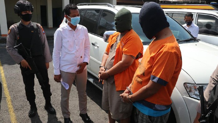 Polisi meringkus dua pembobol rekening bank di Ngawi. Kedua pelaku melakukan skimming dengan sasaran pemilik toko, yang memiliki layanan mesin ATM mini atau EDC.