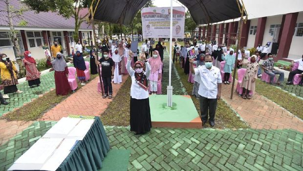 Pemkab Lutra Bagikan Tablet untuk Tunjang Kegiatan Belajar Mengajar