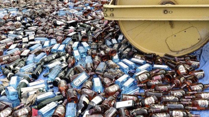 Petugas bersiap memusnahkan barang bukti minuman keras ilegal di Dermaga Ditpolairud Polda Kepulauan Bangka Belitung, Air Anyir, Kabupaten Bangka, Kepulauan Bangka Belitung, Rabu (17/6/2020). Ditpolairud Polda Kepulauan Bangka Belitung memusnahkan 9.600 botol minuman keras ilegal yang diselundupan dari Singapura pada Februari 2020. ANTARA FOTO/Anindira Kintara/Lmo/aww.