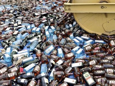9.600 Botol Miras Ilegal dari Singapura Dimusnahkan