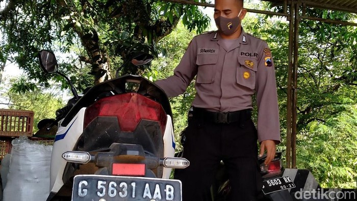 Sebuah motor ditemukan terparkir di kawasan Pekalongan. Ditemukan sejak Senin lalu, hingga kini orang yang membawa motor itu belum diketahui keberadaannya.
