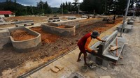 Pekerja melanjutkan pembangunan taman dan lahan parkir di kawasan wisata pantai Air Manis, Padang, Sumatera Barat, Selasa (16/6/2020).