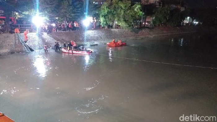 pencarian anak yang tenggelam di kalimas surabaya