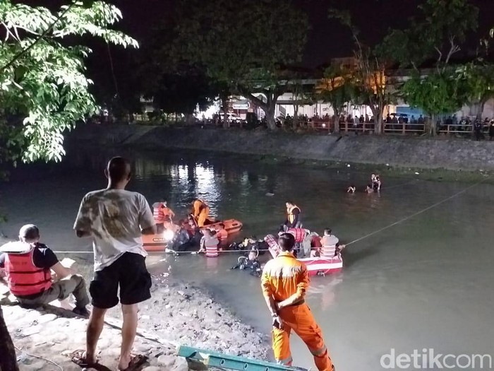 pencarian anak yang tenggelam di kalimas surabaya