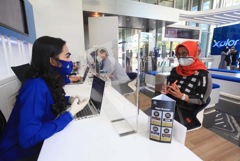 Penerapan New Normal di Layanan Pelanggan XL Axiata: Presiden Direktur & CEO XL Axiata Dian Siswarini (kanan) saat meninjau salah satu pusat layanan pelanggan XL Center di Jakarta Selata, Rabu (17/6). Memasuki masa new normal XL Axiata menerapkan tatacara baru di pusat layanan mulai dari penggunaan hand sanitizer, kewajiban penggunaan masker dan SMS untuk mendapatkan nomor antrian. Hal tersebut untuk mengurangi interaksi  langsung antara pelanggan dan petugas.