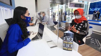 Presiden Direktur & CEO XL Axiata, Dian Siswarini meninjau salah satu pusat layanan pelanggan XL Center di Jakarta, Rabu (17/6). Memasuki masa new normal, XL Axiata telah menerapkan tatacara baru di pusat layanan pelanggan untuk mengurangi interaksi langsung pelanggan dengan petugas dan perangkat layanan lainnya. Foto: dok. XL Axiata