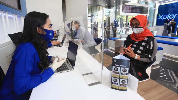 Penerapan New Normal di Layanan Pelanggan XL Axiata: Presiden Direktur & CEO XL Axiata Dian Siswarini (kanan) saat meninjau salah satu pusat layanan pelanggan XL Center di Jakarta Selata, Rabu (17/6). Memasuki masa new normal XL Axiata menerapkan tatacara baru di pusat layanan mulai dari penggunaan hand sanitizer, kewajiban penggunaan masker dan SMS untuk mendapatkan nomor antrian. Hal tersebut untuk mengurangi interaksi  langsung antara pelanggan dan petugas.