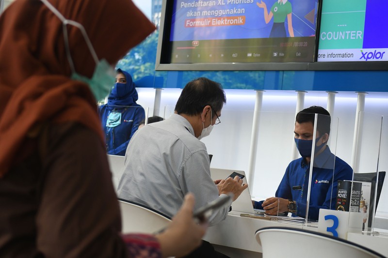 Penerapan New Normal di Layanan Pelanggan XL Axiata: Presiden Direktur & CEO XL Axiata Dian Siswarini (kanan) saat meninjau salah satu pusat layanan pelanggan XL Center di Jakarta Selata, Rabu (17/6). Memasuki masa new normal XL Axiata menerapkan tatacara baru di pusat layanan mulai dari penggunaan hand sanitizer, kewajiban penggunaan masker dan SMS untuk mendapatkan nomor antrian. Hal tersebut untuk mengurangi interaksi  langsung antara pelanggan dan petugas.