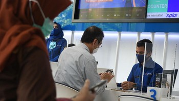 Setiap pengunjung dan petugas diwajibkan menggunakan masker, dan mendapatkan nomor antrian melalui SMS. Dengan begitu pelanggan bisa memperkirakan waktu menunggu giliran mendapatkan pelayanan petugas, sekaligus mengurangi penumpukan pelanggan di ruang tunggu. Foto: dok. XL Axiata