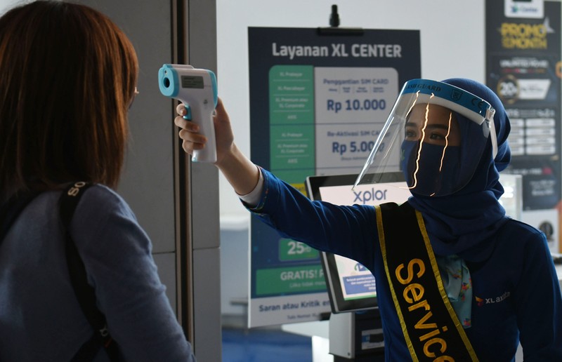 Penerapan New Normal di Layanan Pelanggan XL Axiata: Presiden Direktur & CEO XL Axiata Dian Siswarini (kanan) saat meninjau salah satu pusat layanan pelanggan XL Center di Jakarta Selata, Rabu (17/6). Memasuki masa new normal XL Axiata menerapkan tatacara baru di pusat layanan mulai dari penggunaan hand sanitizer, kewajiban penggunaan masker dan SMS untuk mendapatkan nomor antrian. Hal tersebut untuk mengurangi interaksi  langsung antara pelanggan dan petugas.