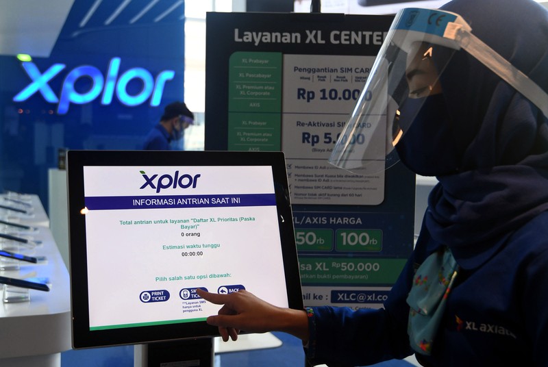 Penerapan New Normal di Layanan Pelanggan XL Axiata: Presiden Direktur & CEO XL Axiata Dian Siswarini (kanan) saat meninjau salah satu pusat layanan pelanggan XL Center di Jakarta Selata, Rabu (17/6). Memasuki masa new normal XL Axiata menerapkan tatacara baru di pusat layanan mulai dari penggunaan hand sanitizer, kewajiban penggunaan masker dan SMS untuk mendapatkan nomor antrian. Hal tersebut untuk mengurangi interaksi  langsung antara pelanggan dan petugas.