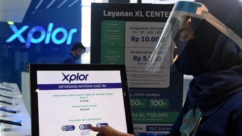 Memasuki masa new normal, XL Axiata telah menerapkan tatacara baru di pusat layanan pelanggan untuk mengurangi interaksi langsung pelanggan dengan petugas dan perangkat layanan lainnya. Foto: dok. XL Axiata