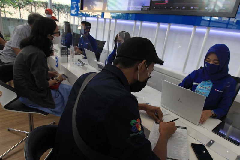 Penerapan New Normal di Layanan Pelanggan XL Axiata: Presiden Direktur & CEO XL Axiata Dian Siswarini (kanan) saat meninjau salah satu pusat layanan pelanggan XL Center di Jakarta Selata, Rabu (17/6). Memasuki masa new normal XL Axiata menerapkan tatacara baru di pusat layanan mulai dari penggunaan hand sanitizer, kewajiban penggunaan masker dan SMS untuk mendapatkan nomor antrian. Hal tersebut untuk mengurangi interaksi  langsung antara pelanggan dan petugas.