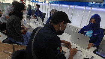 Meja layanan juga disekat dengan kaca akrilik yang membatasi petugas dengan pelanggan. Selain itu, penyemprotan disinfektan juga dilakukan setiap hari untuk memutus mata rantai penyebaran corona. Foto: dok. XL Axiata