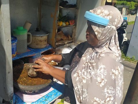 penjual mie ayam dan rujak pakai face shield