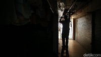 Mal hingga pasar telah diperbolehkan buka atau beroperasi kembali di tengah pandemi Corona. Namun kondisi sepi masih terlihat di pertokoan di kawasan Bantargebang, Kota Bekasi, Jawa Barat, Rabu (17/6/2020).