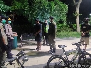 Patroli Kerumunan Malam di Surabaya, Polisi Ingatkan Physical Distancing