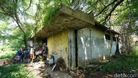 Diketahui, Agus sebelumnya tinggal di indekos di Kelurahan Karangasem, namun indekos tersebut dijual oleh pemiliknya. Karena saat itu dia juga menganggur, dia akhirnya mengajak keluarganya tinggal di bekas gudang es itu.