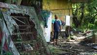 Pantauan detikcom, bangunan itu terdapat di sebuah kawasan yang tertutup seng. Untuk masuk, salah satu seng harus diangkat dan digeser terlebih dahulu. Setelah masuk, terdapat jalan setapak dengan semak belukar di kanan kirinya. Bangunan tempat tinggalnya pun tak langsung terlihat karena tertutup pohon lebat.