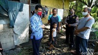 Karena bangunan tersebut kosong, tak ada pula aliran listrik ke tempat itu. Namun Agus menggunakan aki sebagai sumber listrik untuk penerangan. Untuk kebutuhan air, Agus mengatakan ia mengambilnya dari klinik di depan area bangunan tersebut. Saat awal-awal tinggal di bangunan itu, Agus mengaku kerap diganggu makhluk halus. Namun dia mengatakan gangguan hanya sebatas suara-suara aneh. Sementara terkait bantuan dari pemerintah, Agus mengaku tak terlalu mengharapkan. Selama ini dia tak pernah mendapatkan bantuan dari pemerintah. Namun baru tadi pagi pihaknya didata oleh petugas kelurahan. Mereka dijanjikan mendapatkan bantuan