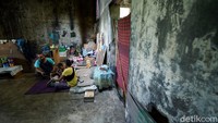 Lima orang sekeluarga di Solo tinggal di sebuah bangunan tidak layak huni. Bukannya sebuah rumah, tapi mereka tinggal di bekas gudang es angker. Sudah lima tahun Agus Prayitno (35) bersama istrinya, Kecup Ani Noviyanti (36) dan tiga orang anaknya tinggal di bekas gudang es yang berada di kawasan Laweyan, Solo, itu.