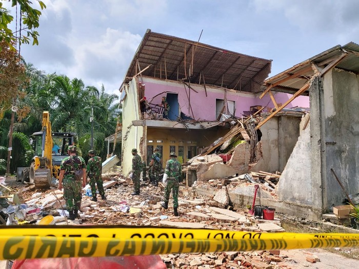 Prajurit TNI mulai membersihkan reruntuhan rumah terdampak pesawat tempur jatuh di Riau (Chaidir-detikcom)