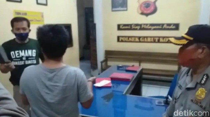 Pria di Garut ngamuk-ngamuk rusak rumah ibu angkat