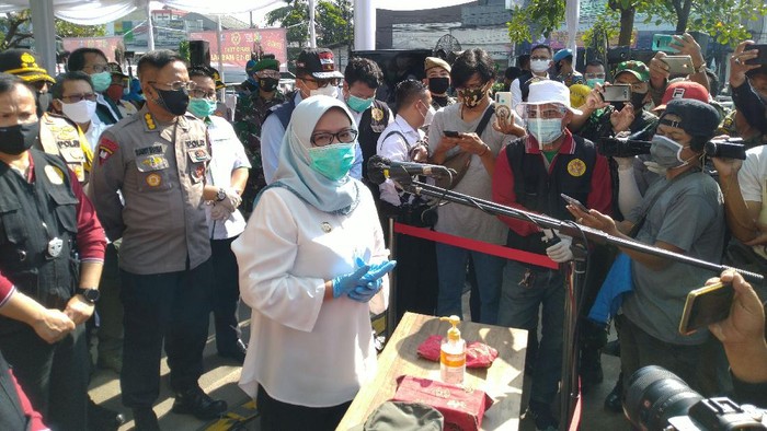 rapid test di Pasar Cibinong, bupati bogor ade yasin, Staf Khusus KaBIN, Mayjen TNI Purn Neno Hamriono