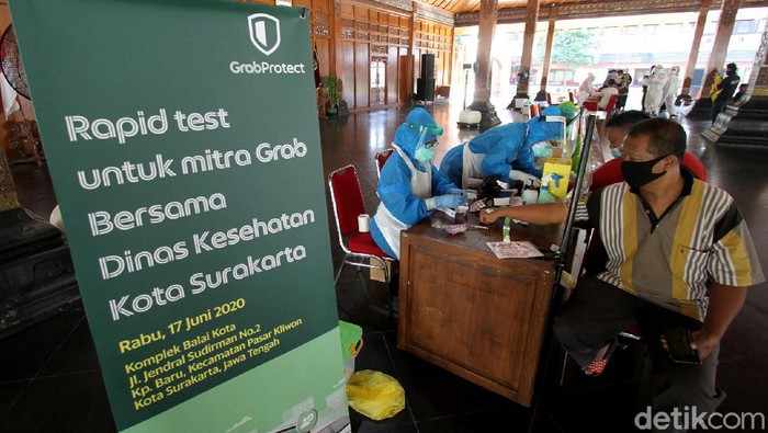 Ratusan pengemudi jasa transportasi daring mengikuti rapid test yang digelar di Solo. Rapid test itu digelar sebagai upaya pencegahan penyebaran COVID-19.