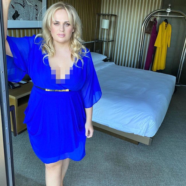 Bintang film Pitch Perfect ini memamerkan foto barunya di Instagram. Berbalut gaun biru, ada yang berbeda dari penampilan wanita asal Australia ini. Foto: Instagram/@rebelwilson
