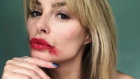 Ia merasa tak adil karena dirinya harus menanggung semuanya sementara sang pria, Vernon Kay lepas dari tanggung jawab tersebut. Dok. Instagram/rhiansuggers