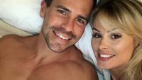 Kini ia telah menikah dengan aktor Oliver Mellor dan menikmati hidupnya. Dok. Instagram/rhiansuggers